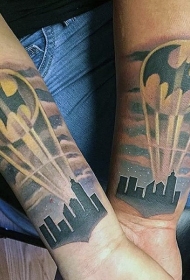 小臂彩色夜间城市与蝙蝠侠纹身图案