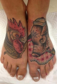 脚背彩色的公鸡和猪纹身图片