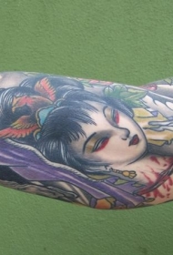 肩部彩色血腥的艺妓头纹身图案