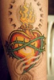 火焰之心和荆棘之冠纹身图案