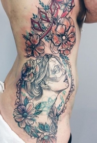 侧肋素描式彩色女子配花朵纹身图案