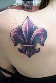 女性肩部彩色紫色鸢尾纹身图案