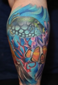 腿部彩色海洋中的奇妙鱼纹身图案