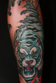 手臂日本式的彩色愤怒白虎纹身图案