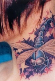 颈部个性的蜻蜓纹身图案