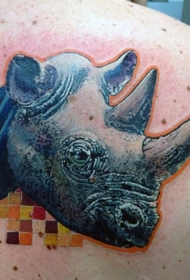 肩部现代风格的彩色逼真犀牛头纹身图片