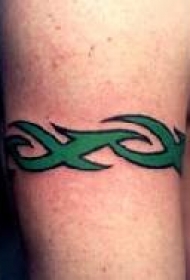 手臂绿色部落手镯纹身图案