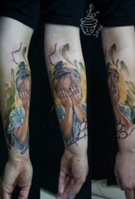 手臂彩色哭泣的小女孩纹身图案