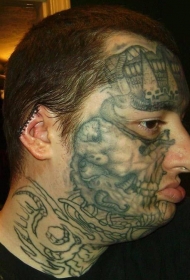 男人脸部疯狂的纹身图案