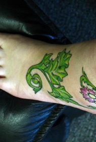 女性脚背绿色植物与花朵纹身图案
