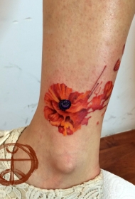 女性腿部水彩画罂粟花纹身图案