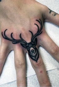 old school手指麋鹿延伸至手背的个性纹身图案