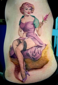腰侧彩色老式欧美拿花的女孩纹身图案