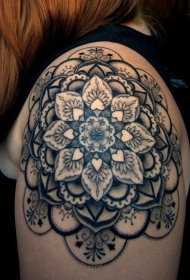 女性肩部可爱的曼陀罗花纹身图案
