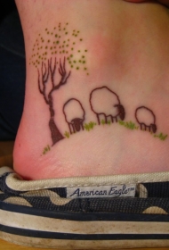 脚背彩色放牧绵羊与树纹身图案