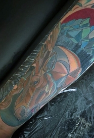 手臂彩色麋鹿头部与山林纹身图案