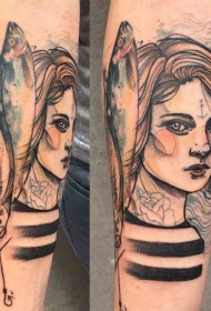 手臂素描风格的彩色女人与鱼类纹身图案