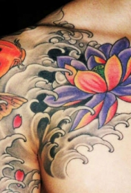 肩部彩色莲花与锦鲤鱼纹身图案