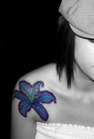 女性肩部海蓝宝石芙蓉纹身图片