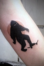 手臂小滑稽的黑色雪人滑板纹身图案