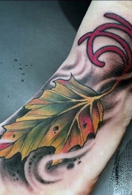 男性脚背彩色叶子纹身图案