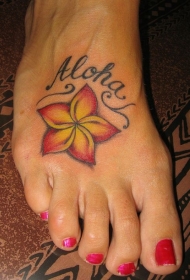 女性脚背彩色夏威夷花朵与字母纹身
