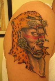 肩部彩色印度武士头盔纹身图案