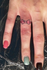 手指上的小蝴蝶结纹身图案