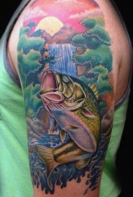 大臂绚丽彩绘鱼和山河纹身图案