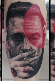 手臂不寻常的彩色吸烟男子肖像纹身