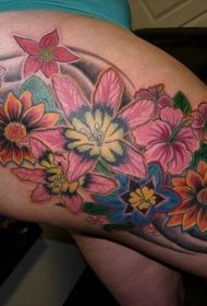 女性大腿上的鲜艳花朵纹身图案