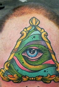 男子头部彩色三角形内眼睛纹身图案