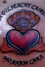 背部彩色爱心与皇冠纹身图案
