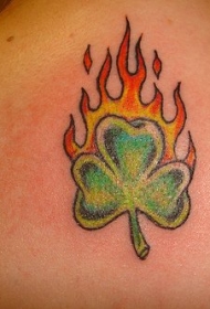 背部爱尔兰三叶草与火焰彩绘纹身图案