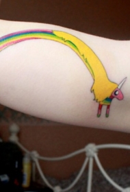 女性手臂彩虹形状有趣的麒麟纹身图案