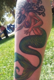 腿部彩色宏伟的美人鱼纹身图案
