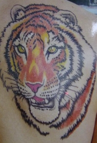 男性肩部彩色老虎头纹身图案