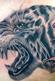 胸部黑灰老虎头轮廓纹身图案