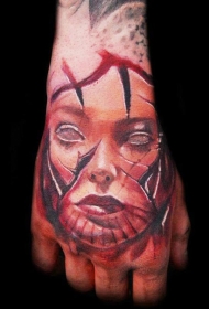 手背彩色恐怖风格可怕女性肖像纹身图案