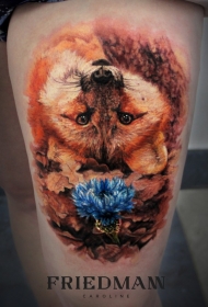 腿部彩色逼真的狐狸与花朵纹身图案