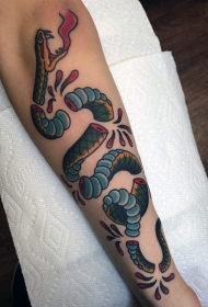 手臂老派风格彩色损坏的蛇纹身图案