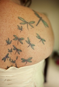 背部多只飞天小绿蜻蜓纹身图案
