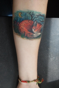 手臂彩色夜森林中的狐狐纹身图案