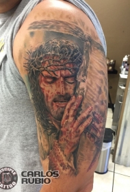 大臂彩色耶稣与十字架纹身图案