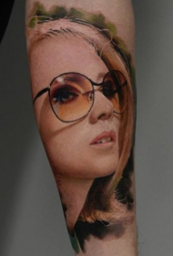 手臂彩色逼真的女人肖像纹身图案