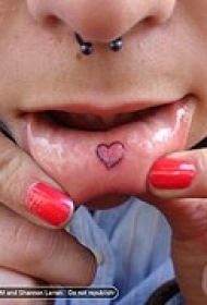 女性内唇上的心形符号纹身图案