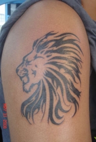 肩部黑色部落狮子头纹身图片
