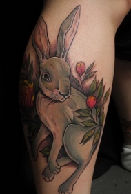 小腿彩色的兔子与花朵纹身图案