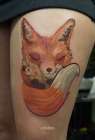 大腿插画风格彩色狐狸家族纹身图案