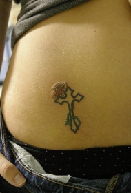 十字架与玫瑰女性纹身图案